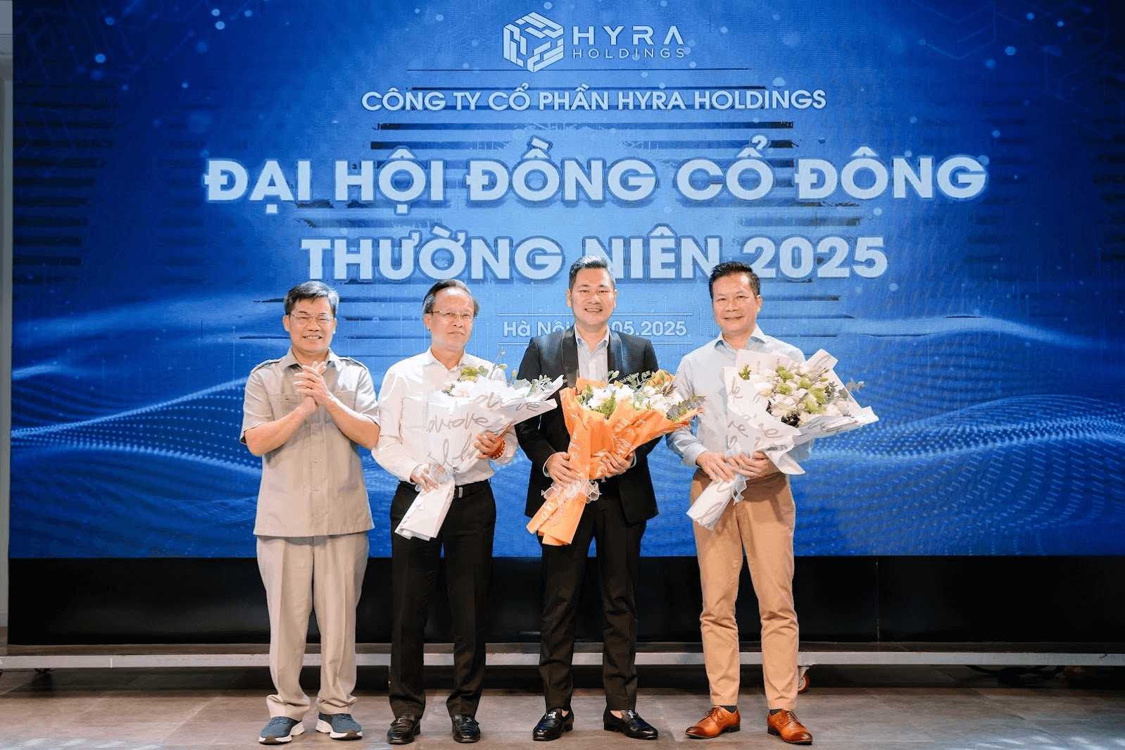 Hình ảnh shark Hưng trong Đại hội cổ đông Hyra Holdings - nguồn Google