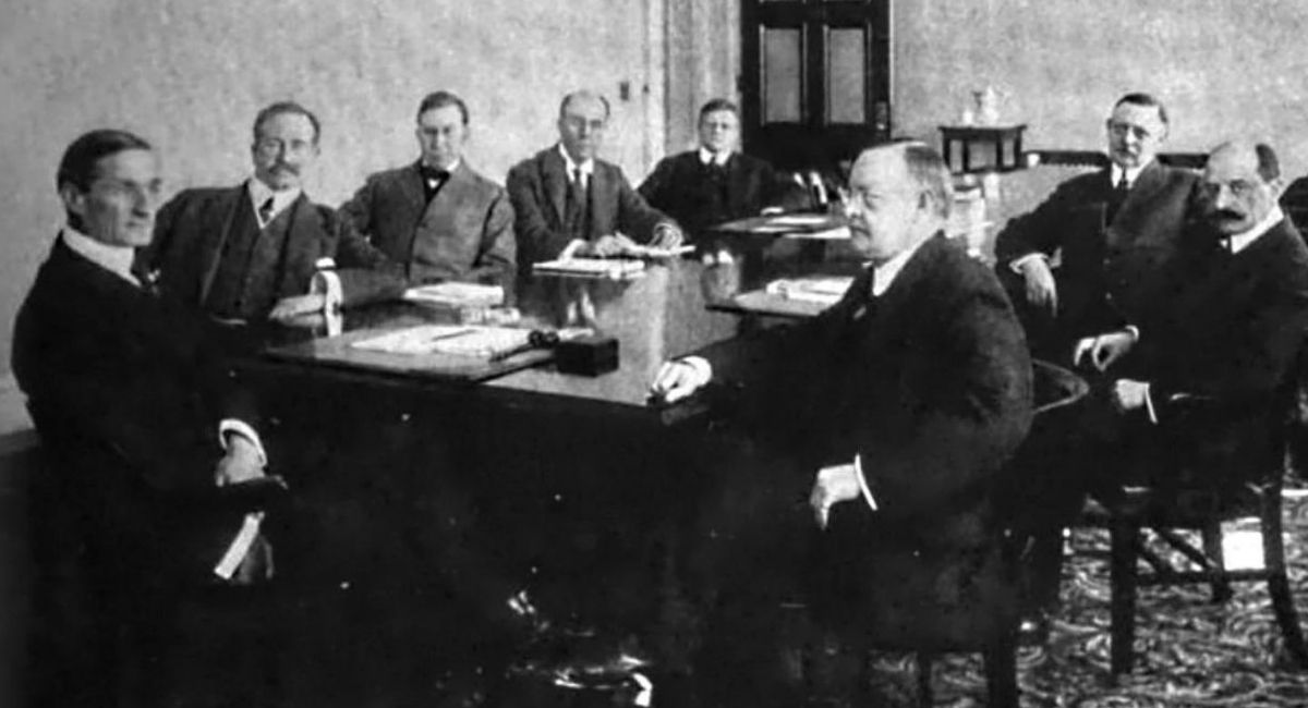 Tổng thống Woodrow Wilson ký Đạo luật Dự trữ Liên bang
