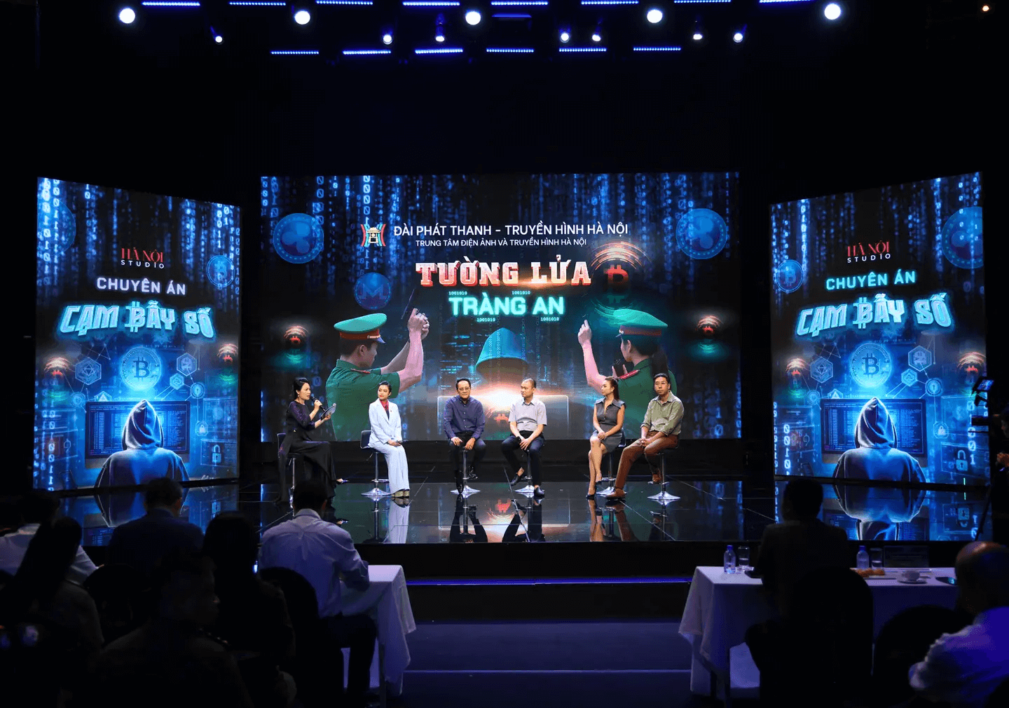 NSƯT Hoàng Hải và các diễn viên trong buổi ra mắt phim