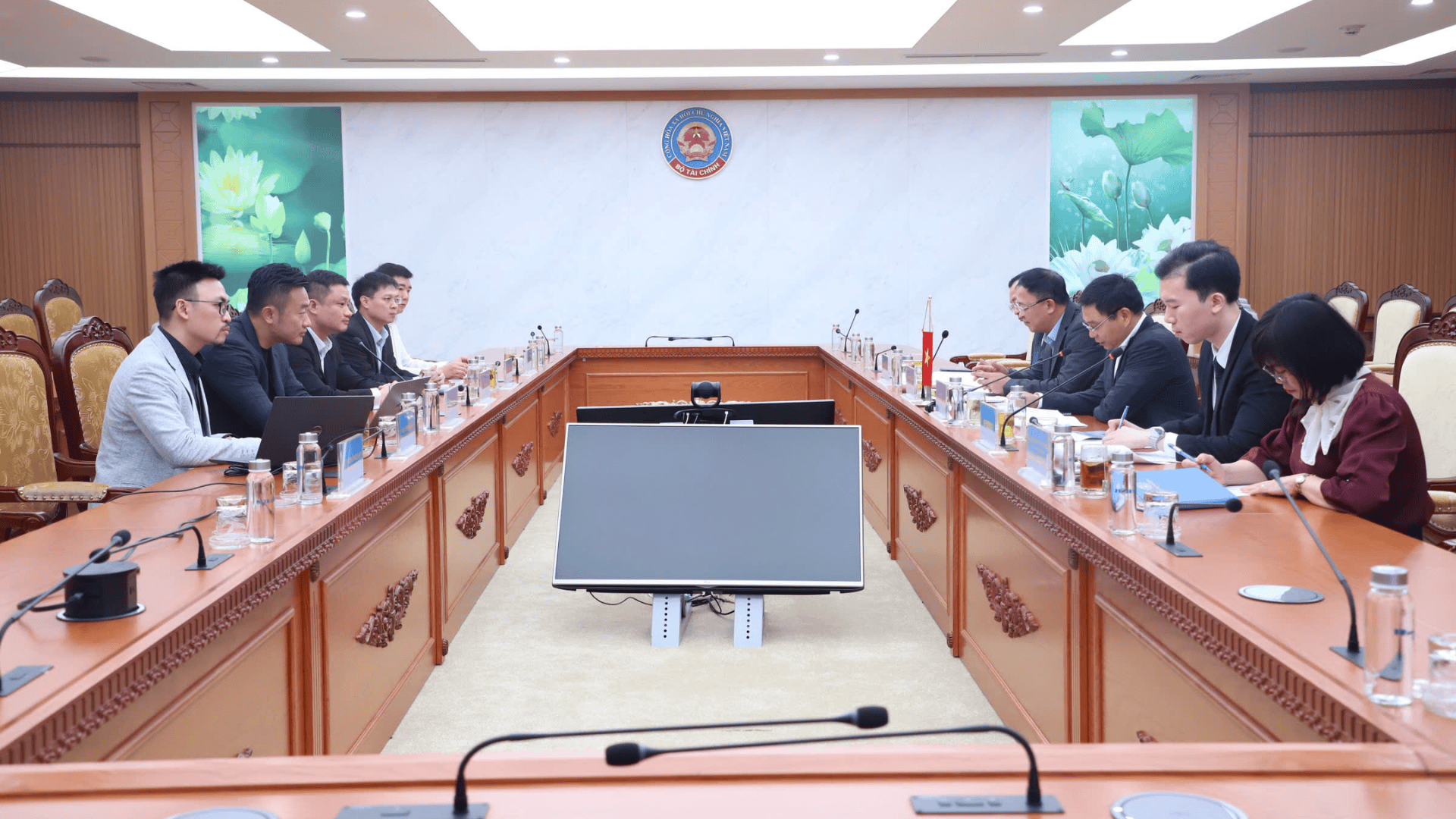 Ben Zhou thảo luận cùng Bộ trưởng Bộ Tài chính Việt Nam. Nguồn: Tạp chí Tài chính