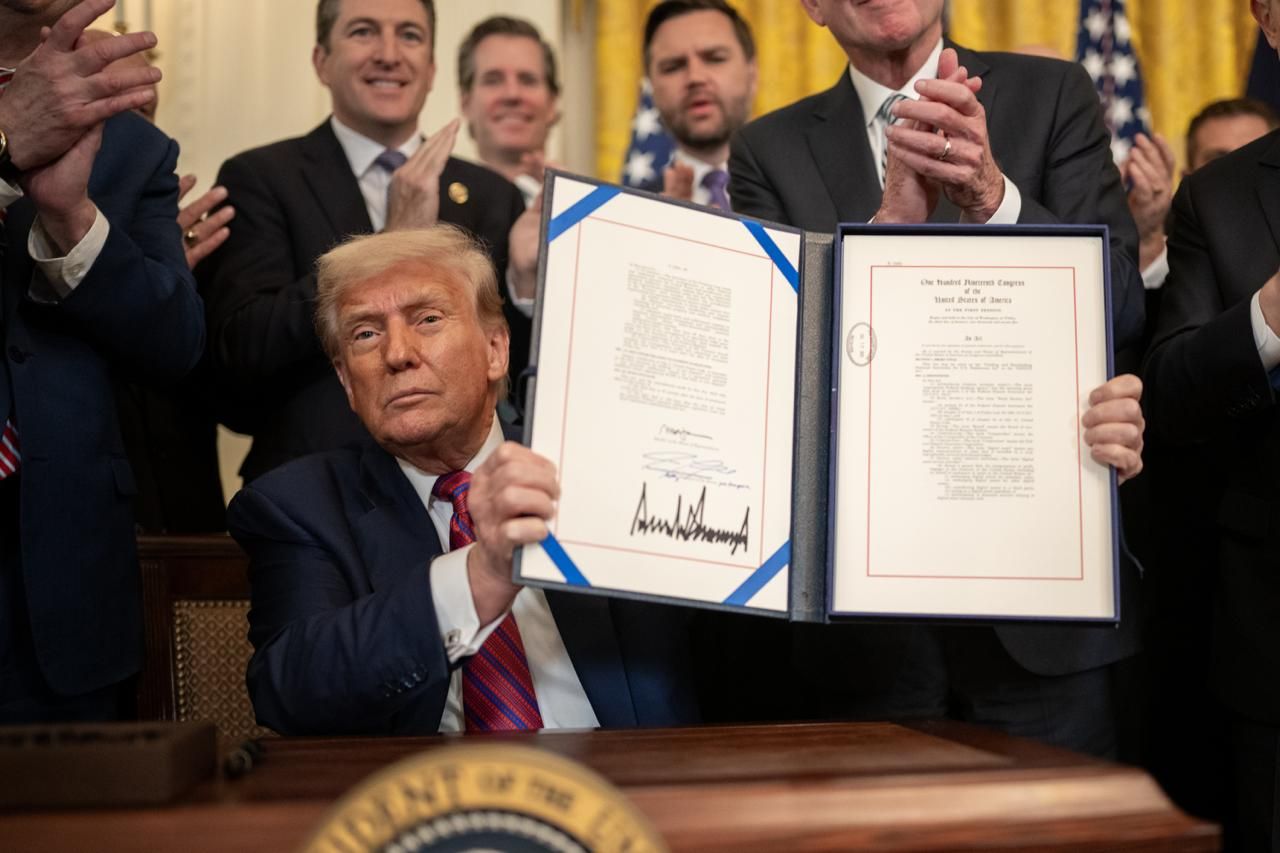Hình ảnh tổng thống Mỹ Donald Trump ký ban hành đạo luật GEINUS Act