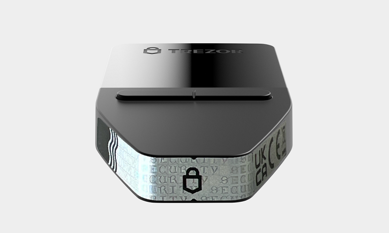 Tem niêm phong holographic trên cổng kết nối Trezor Safe 3