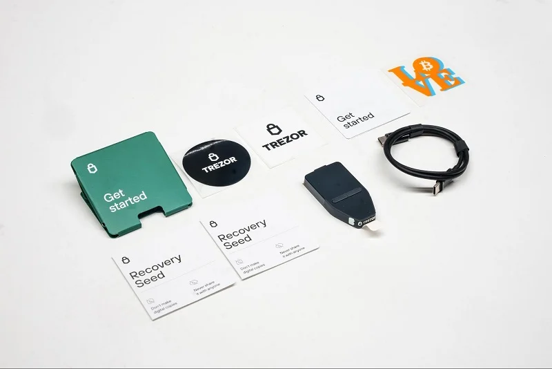 Các sản phẩm bên trong hộp Trezor Safe 3 (Nguồn: Trezor)