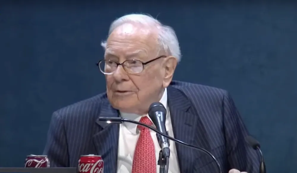 Hình ảnh của Buffett tại hội nghị cổ đông thường niên của Berkshire Hathaway - nguồn: CNBC