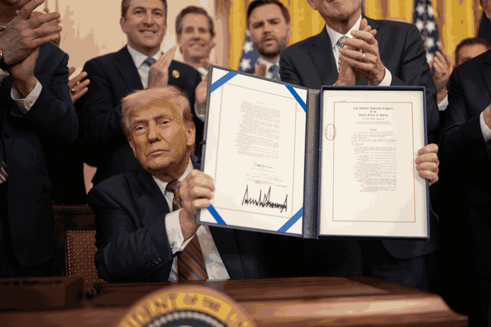 Tổng thống Trump ký đạo luật GENIUS Act
